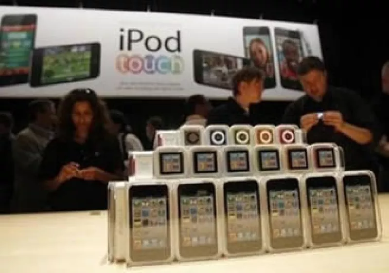 Motorola busca frenar las ventas en EU de los productos de Apple que violan patentes. (Foto: Reuters)