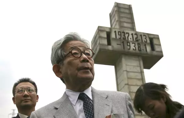Kenzaburo Oe Visits Nanjing Massacre Memorial Hall