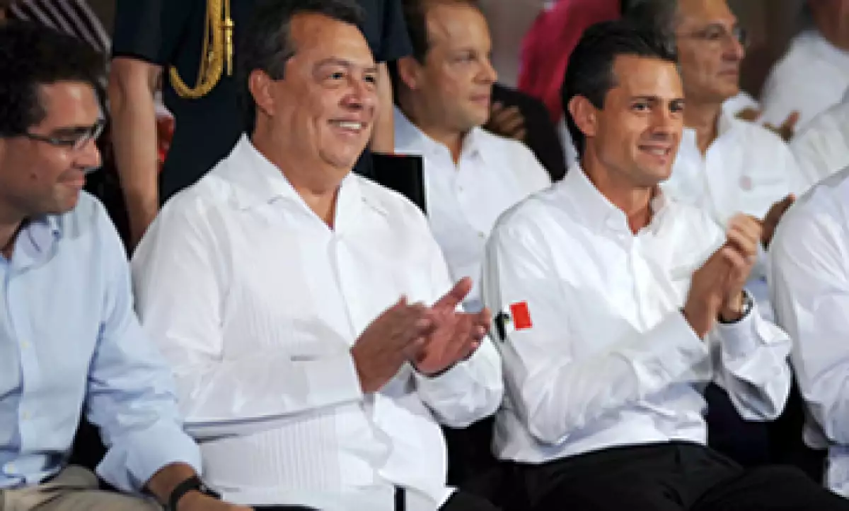 El presidente estuvo acompañado del gobernador Ángel Aguirre (c) y del legislador Armando Ríos Piter (i). (Foto: Notimex)