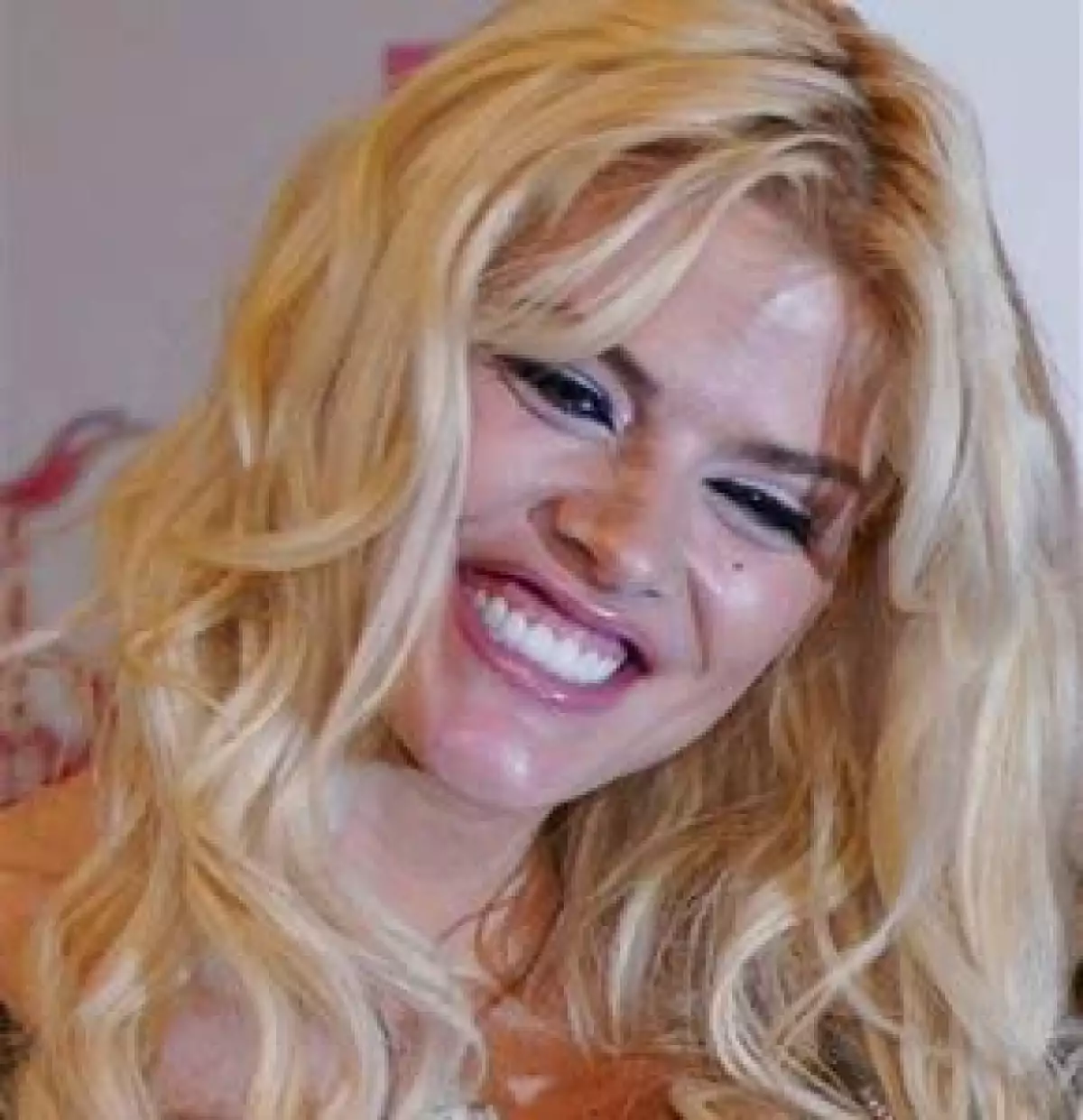 Khristine Eroshevich se entregó a las autoridades para enfrentar cargos por presuntamente recetar fármacos en exceso a la ex modelo,