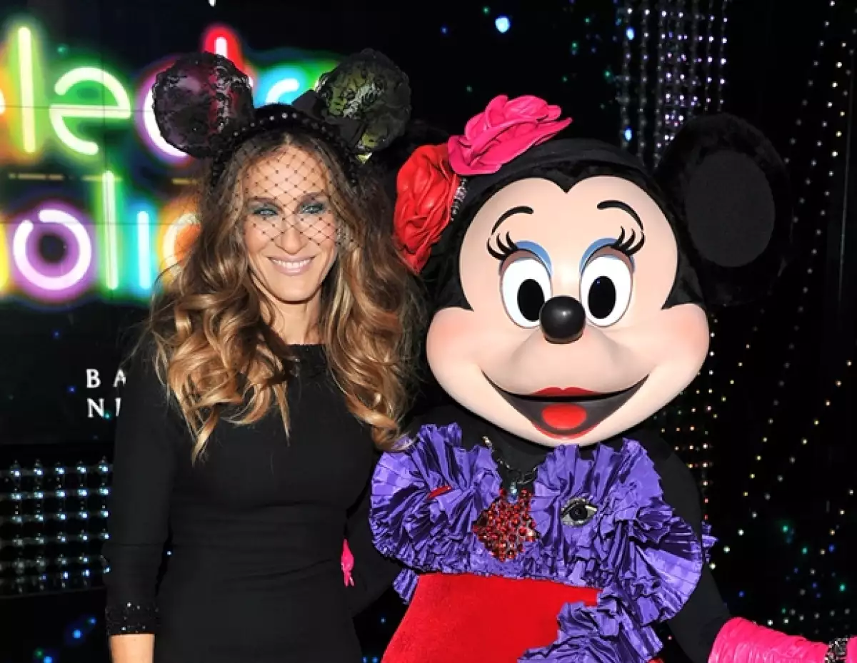 La relación de Barneys y Disney continúa estrechándose, ahora con un cortometraje animado, `Electric Holiday´, protagonizado por Sarah Jessica Parker.