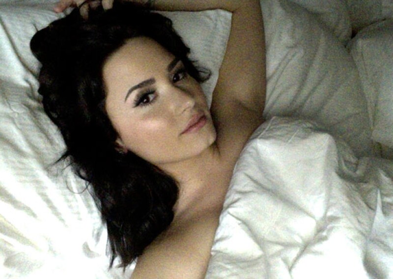 En algunas selfies Demi posa desnuda bajo las sábanas.