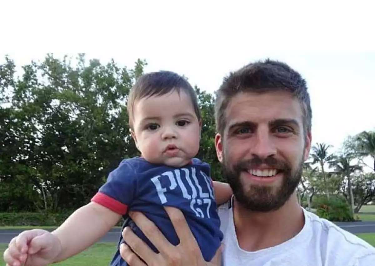 Milán y su papá Piqué en sus vacaciones a Hawai.