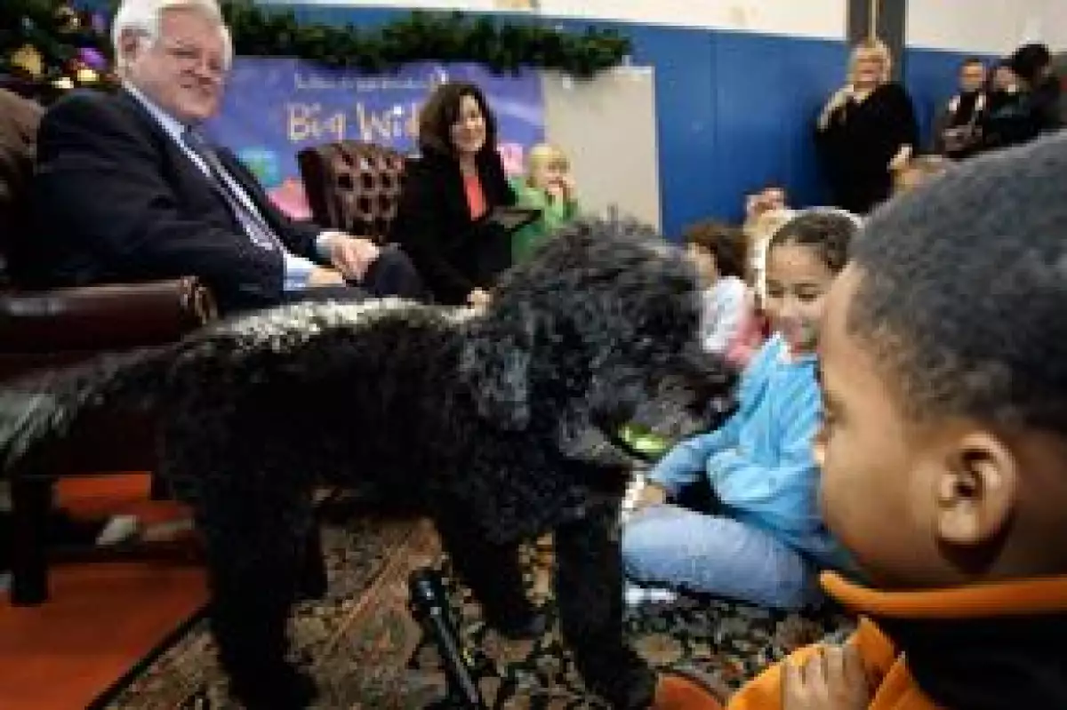 El senador Edward Kennedy tiene un perro de aguas portugués llamado Splash.