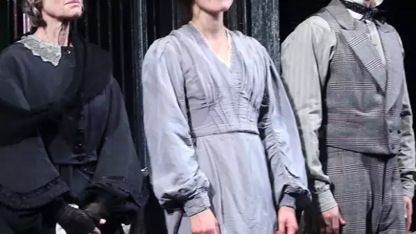 Un miembro del público se levantó y comenzó a declararle a gritos su amor a la actriz, logrando interrumpir la obra de teatro.