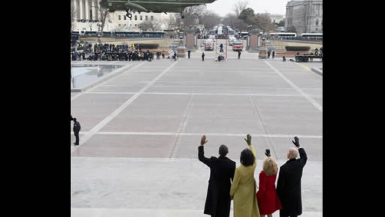 El presidente Barack Obama y el vicepresidente Joe Biden, junto con sus esposas Michelle y Jill, despiden el helicóptero en que George W. Bush y su esposa Laura dejaron el Capitolio.