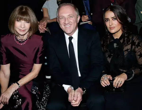 Anna Wintour, François-Henri Pinault y Salma Hayek en Saint Laurent.