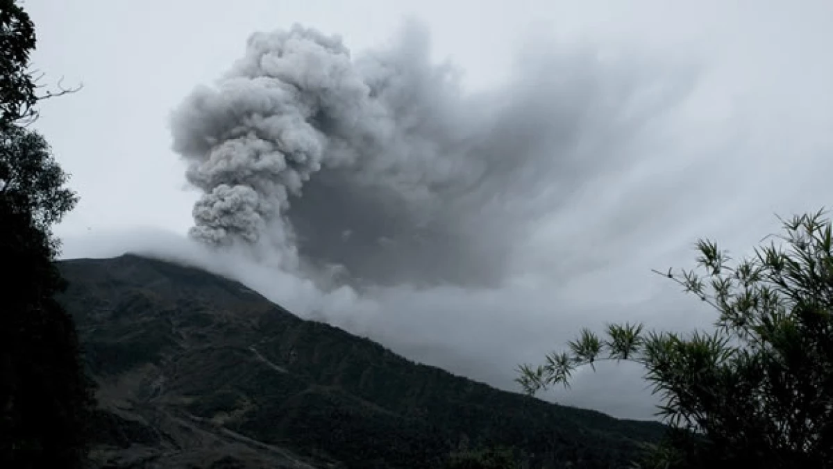 El volcán Tungurahua arroja ceniza
