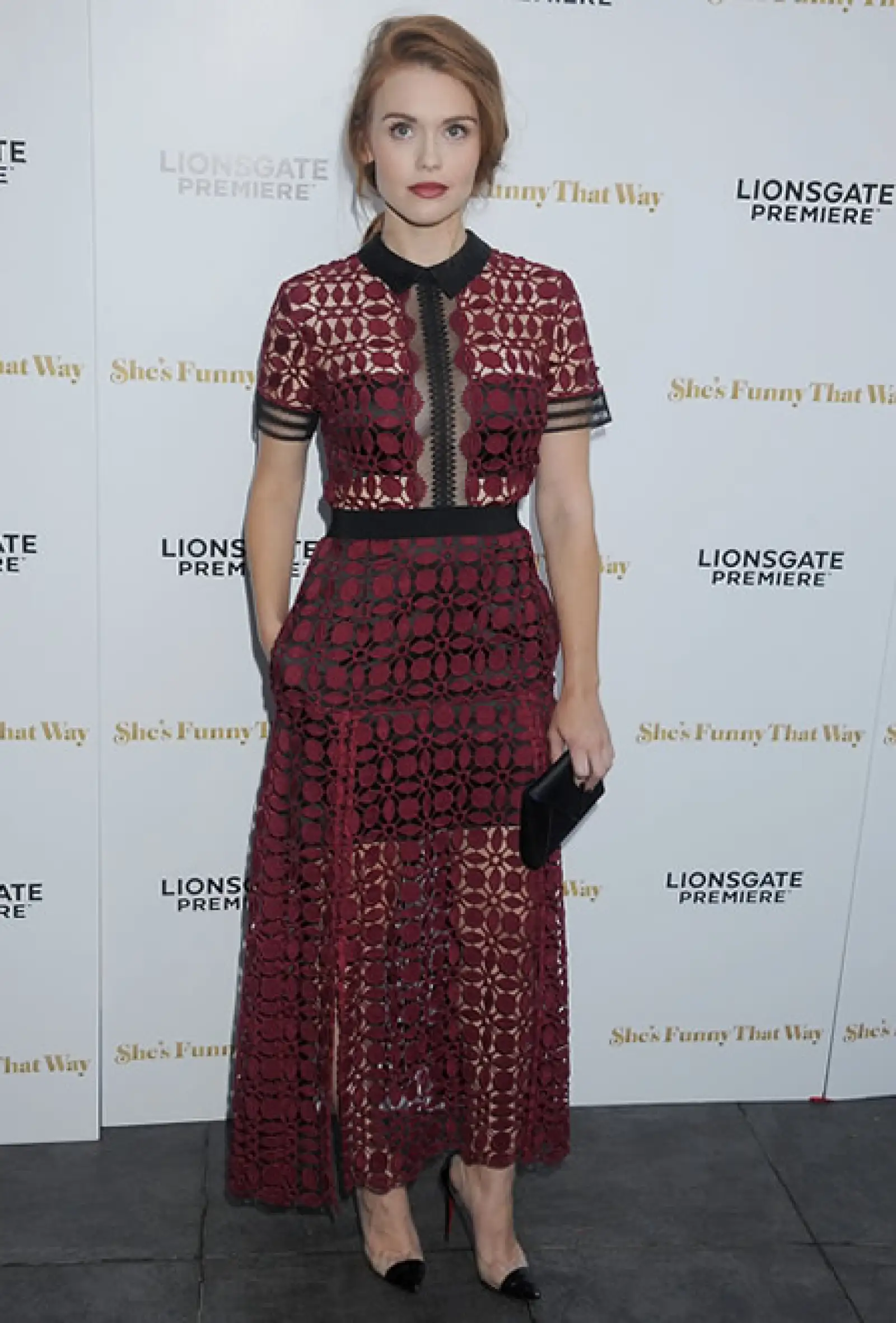 La actriz de `Teen Wolf´estuvo presente en la premiere de `Shes Funny Like That´ en LA con un vestido tipo crochet de Self-Portrait. Lo complementó con accesorios en negro.