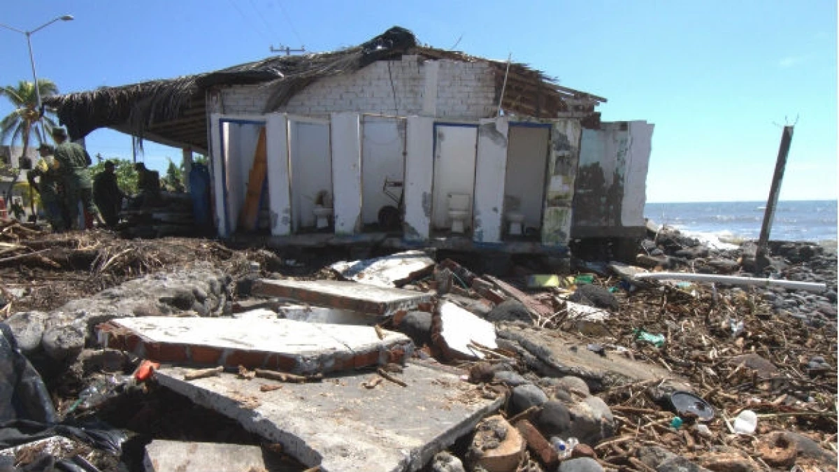 Devastada quedó la mayor parte de la playa colimense por la fuerza del huracán 'Patricia'