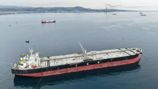 Una fotografía aérea muestra el petrolero de petróleo crudo de bandera griega "Asahi Princess" frente a la costa de la refinería portuaria siria de Baniyas, a lo largo del mar Mediterráneo el 15 de abril de 2026.