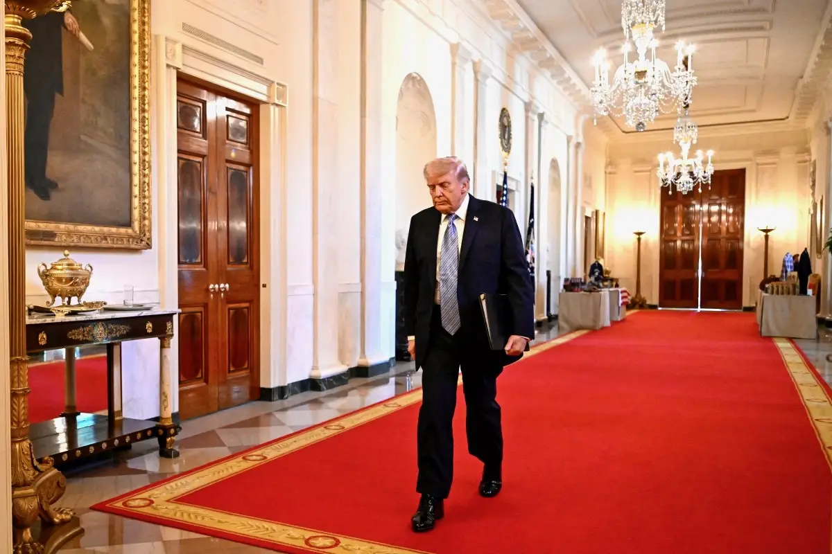 El presidente de los Estados Unidos, Donald Trump, se va después de participar en una Cumbre de Pequeñas Empresas en la Sala Este de la Casa Blanca en Washington, DC, el 4 de mayo de 2026.