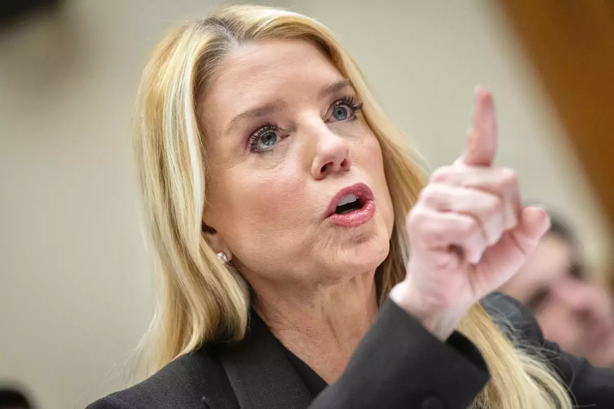 Quién es Pam Bondi, la fiscal general de EU que es cuestionada por el caso Epstein
