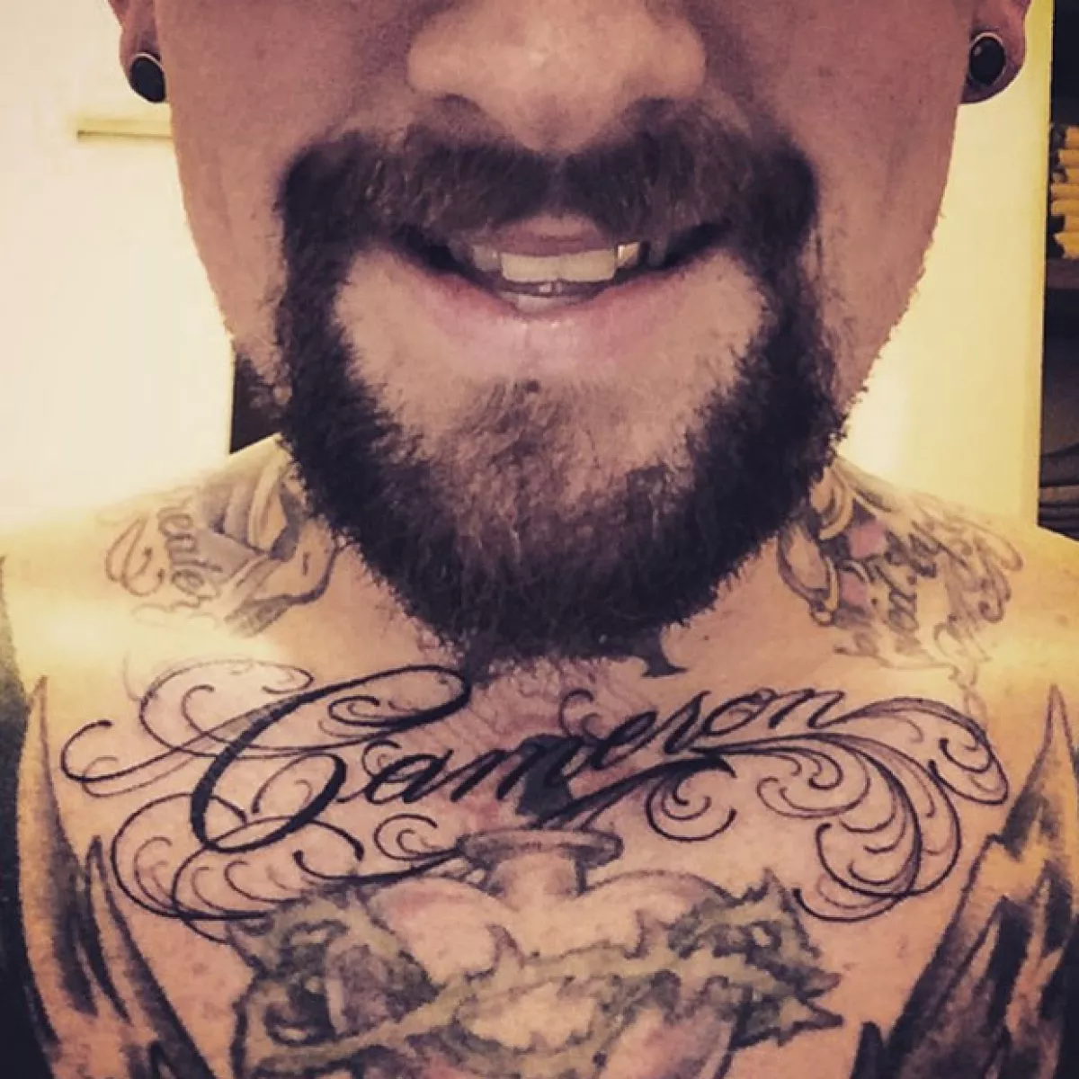 El rockero se tatuó el nombre de su eposa para demostrarle su amor