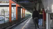 Personas esperando el metro en la estación Tasqueña.