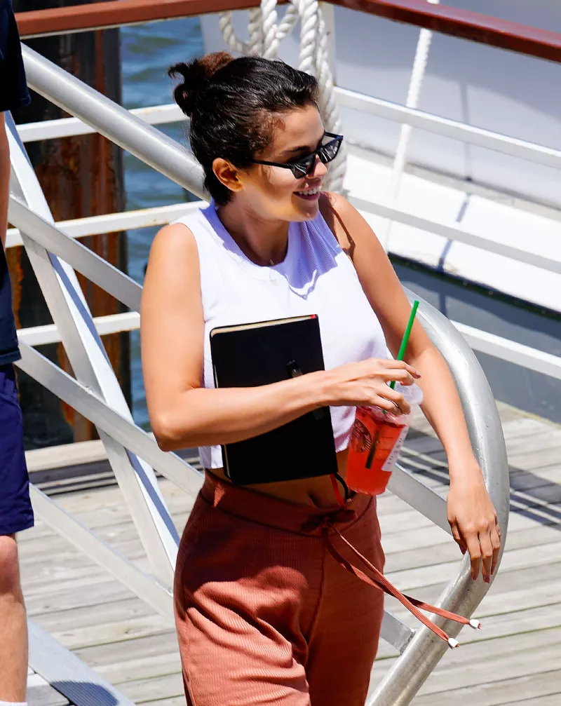 Selena Gomez en un yate con un misterioso acompañante