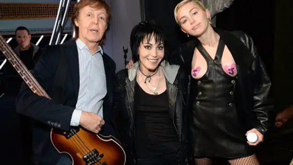 El revelador atuendo que llevaba Miley en la presentación de Joan Jett en abril pasado en el Salón de la Fama del Rock distrajo la atención del exBeatle.