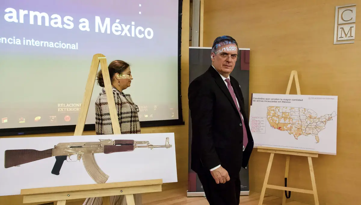 Marcelo Ebrard y Silvia Giorguli durante la conferencia de "El negocio de la letalidad: el tráfico de armas a México” en el Colegio de México.