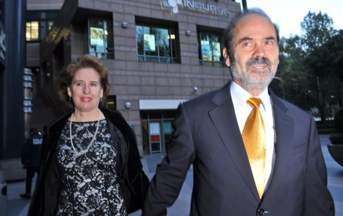 El senador Gustavo Madero llegó acompañado de su esposa.