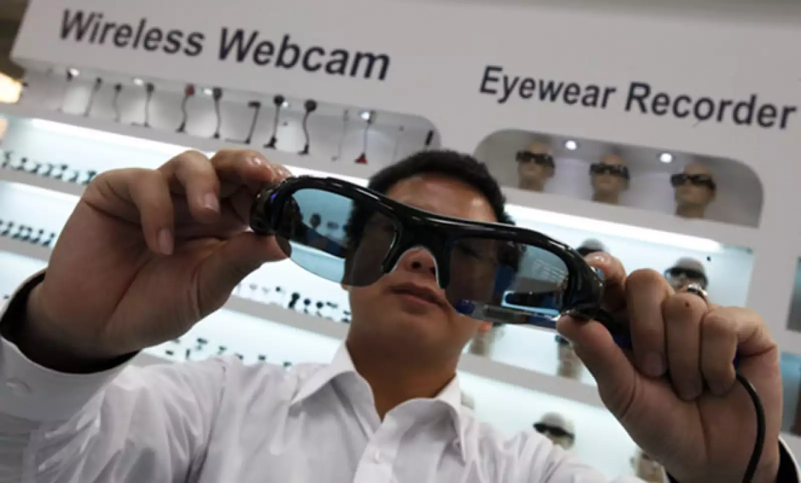 Un hombre sostiene unos anteojos que contienen una cámara de video.