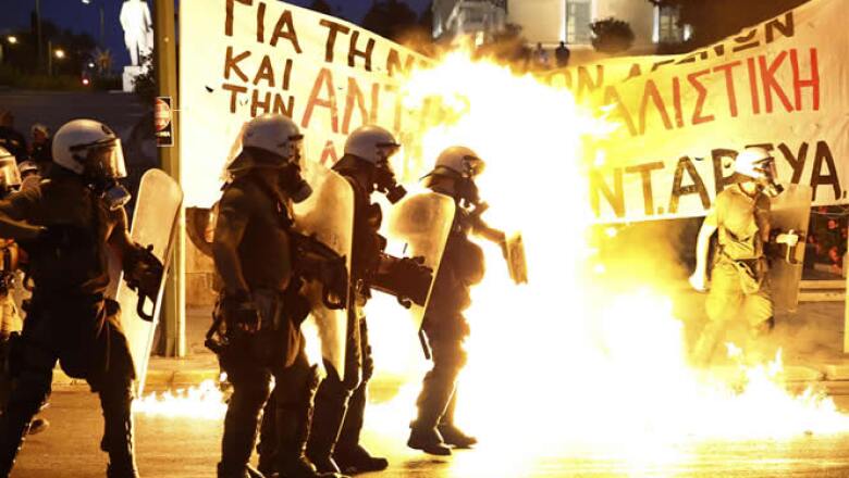 Miles de griegos protestaron el miércoles en Atenas por las medidas de austeridad que incluye un acuerdo entre Grecia y la zona euro, previo a que el Parlamento las aprobara.