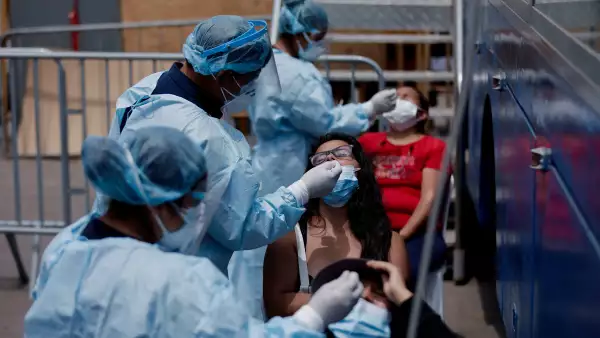 Un miembro del personal sostiene una prueba antigénica rápida de COVID-19 realizada por la farmacéutica suiza Roche, en el centro de frotis del Hospital Universitario de Zúrich (USZ), mientras continúa la propagación de la enfermedad por coronavirus (COVID-19), en Zúrich, Suiza, el 19 de noviembre, 2020.