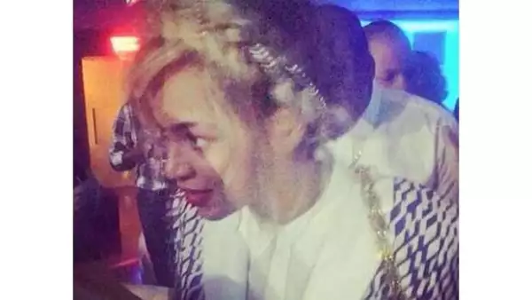 Una de las parejas más famosas del Showbiz fue sorprendida en un club nocturno de Santo Domingo. La cantante y el productor causaron revuelo a su llegada.