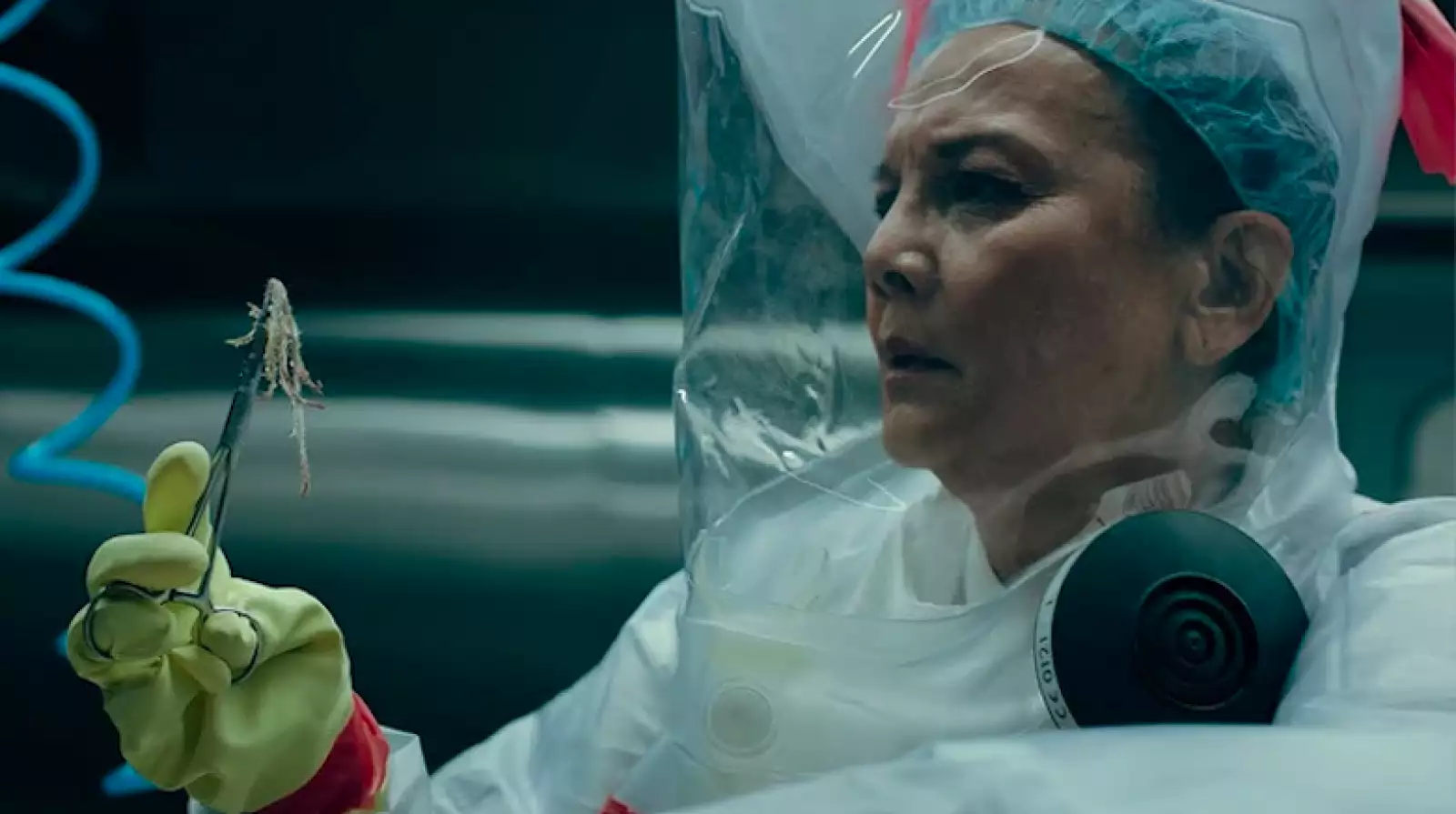 Aunque su aparición podría no parecer tan memorable, Ratna Pertiwi, quien es interpretada por la actriz Christine Hakim, dejó marcados a muchos