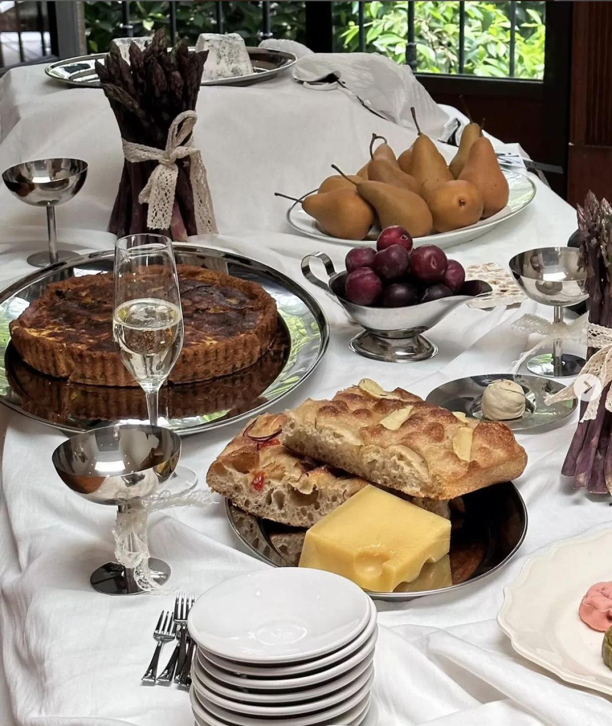 Mesa con comida y bebida