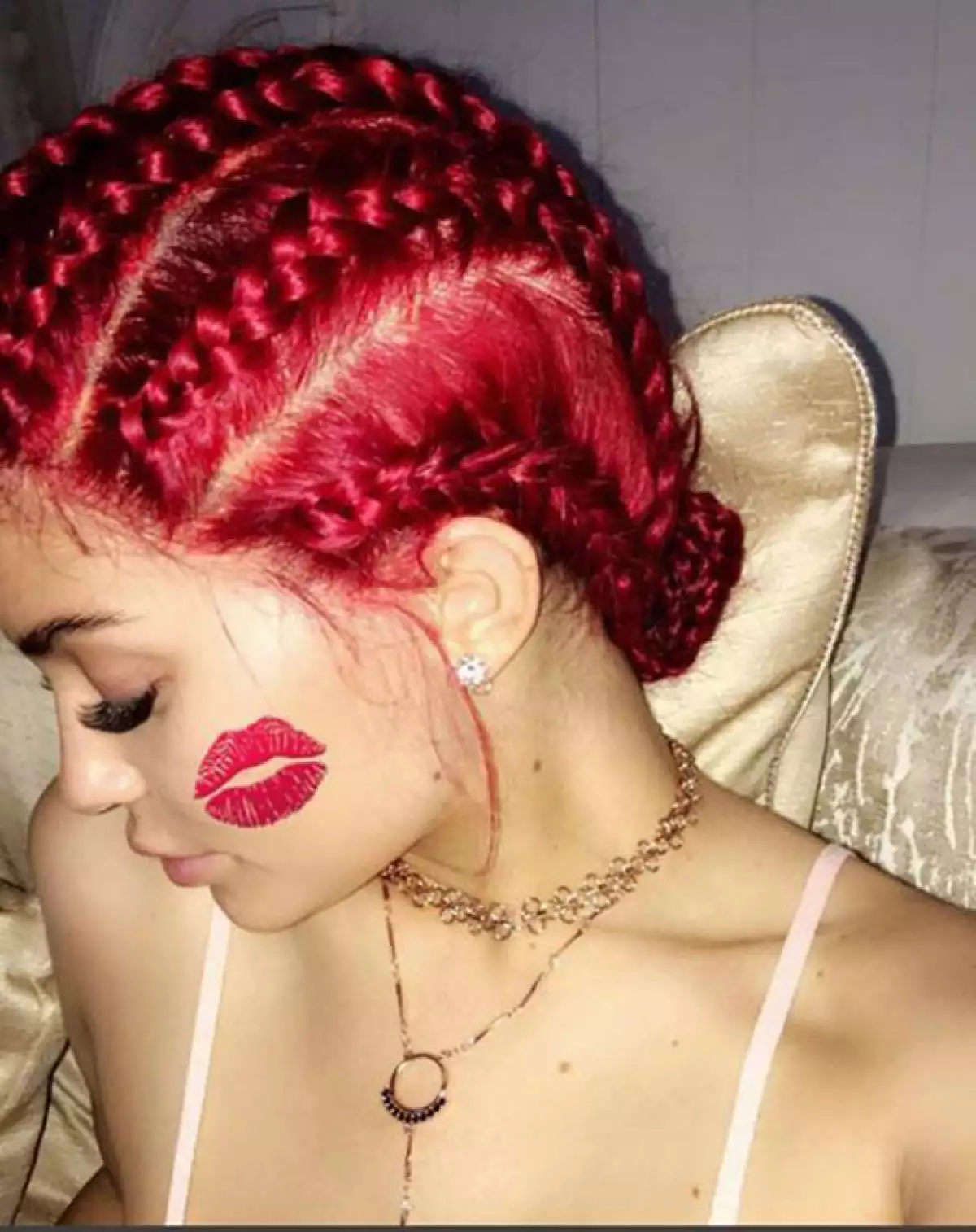 La menor de las hermanas Jenner cambió su pelo negro y eligió un intenso rojo para celebrar su cumpleaños, aunque sólo temporalmente.