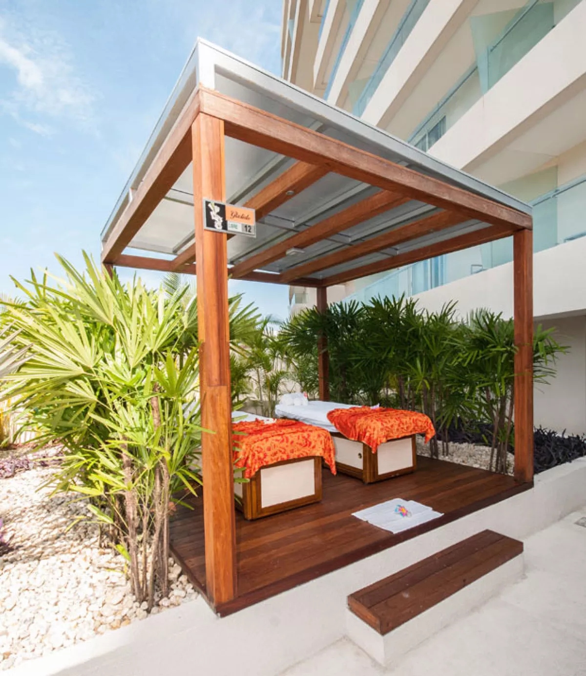 En el Resort Mundo Imperial de Acapulco está la opción de realizar los masajes al aire libre, perfecto para estar más en contacto con los sentidos.