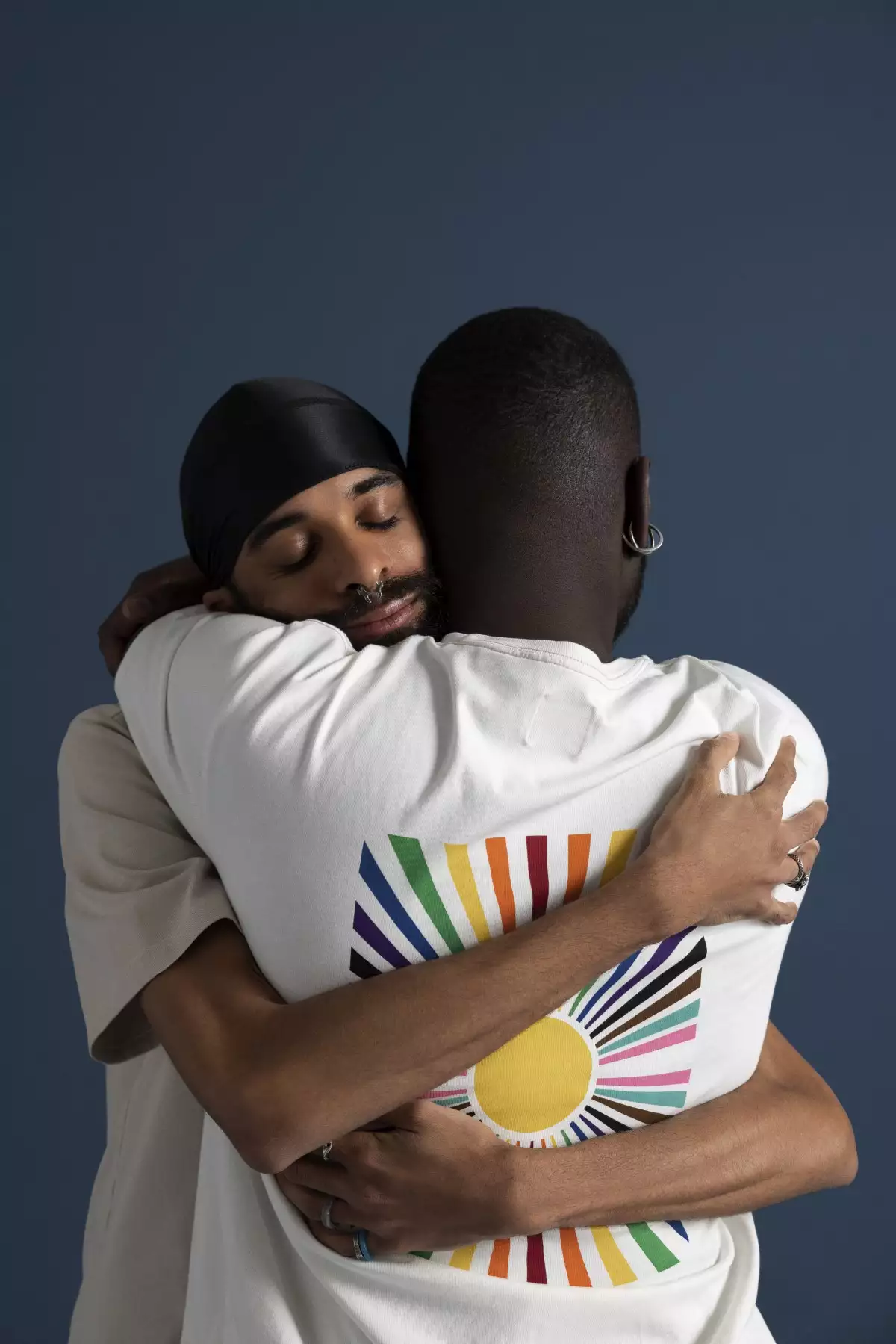 abrazo entre dos hombres de amor y cariño con ropa de dockers colección pride 2023