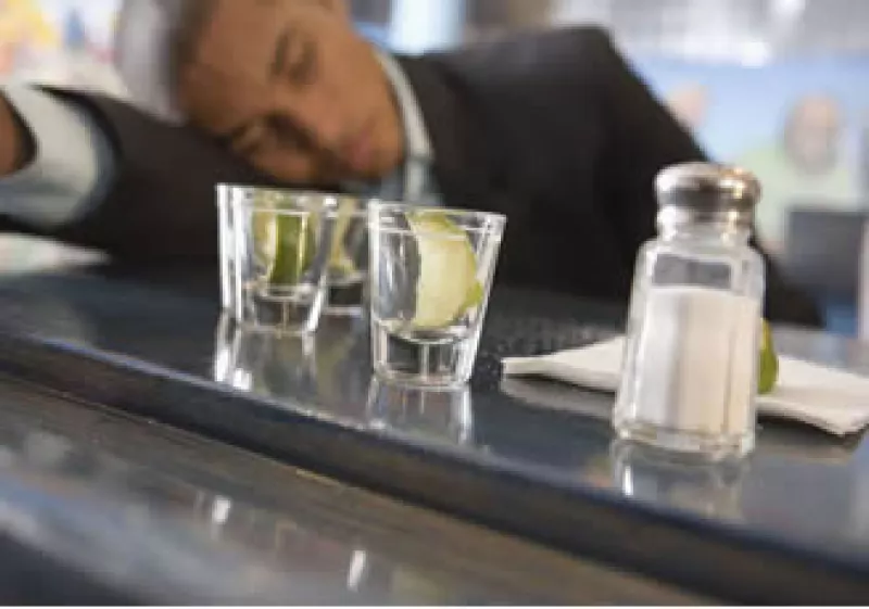 La Ssa dijo que México ocupa el décimo lugar de una encuesta de 26 países, con un nivel de consumo intenso de alcohol. (Foto: Jupiter Images)