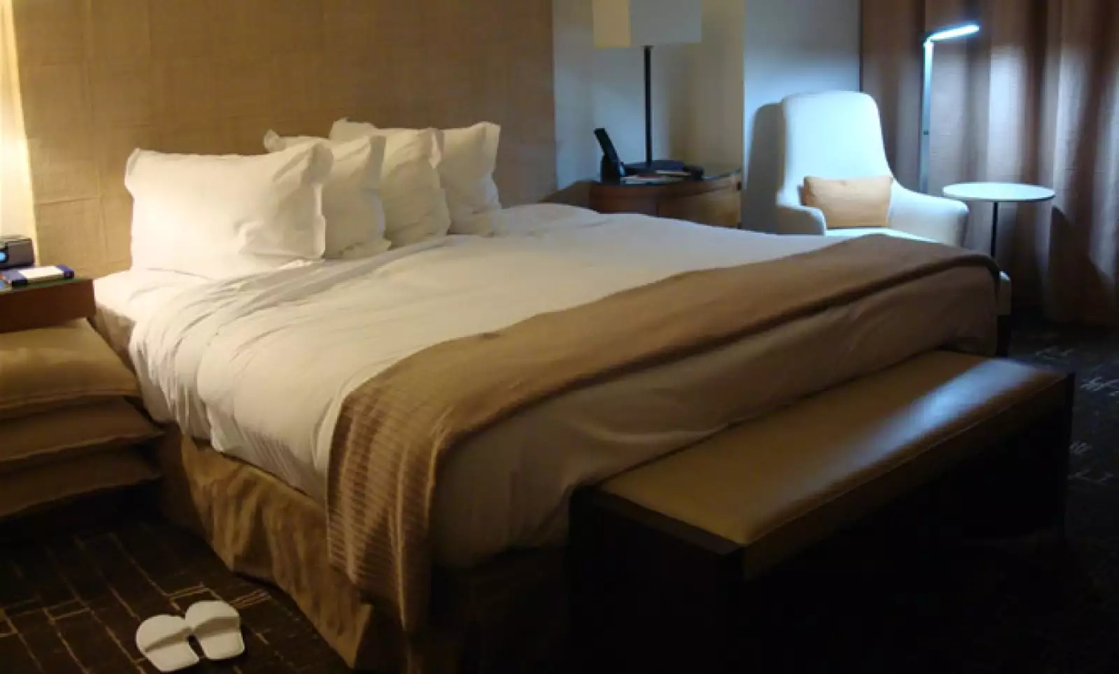 Como parte del servicio de la habitación, además del aseo diario por las mañanas, en las noches se abren las camas, se ponen pantuflas al pie de la cama y se prepara la habitación para recibir a su huésped listo para descansar con un poco de música.