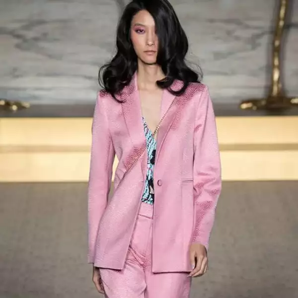 Sombra morada- La tendencia comenzó en NY y continuó en Londres con Matthew Williamson.