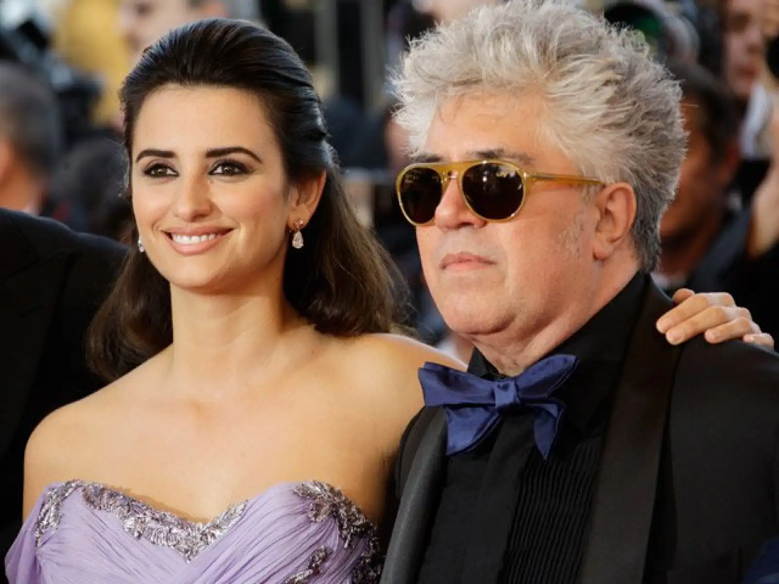 Muy buena vibra existe entre Penélope Cruz y Pedro Almodóvar, quienes estuvieron juntos en la proyección del filme del cineasta manchego.