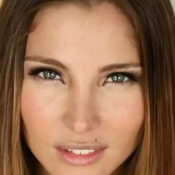 La políglota actriz mantiene una relación sentimental con el ganador del Oscar, Adrien Brody.