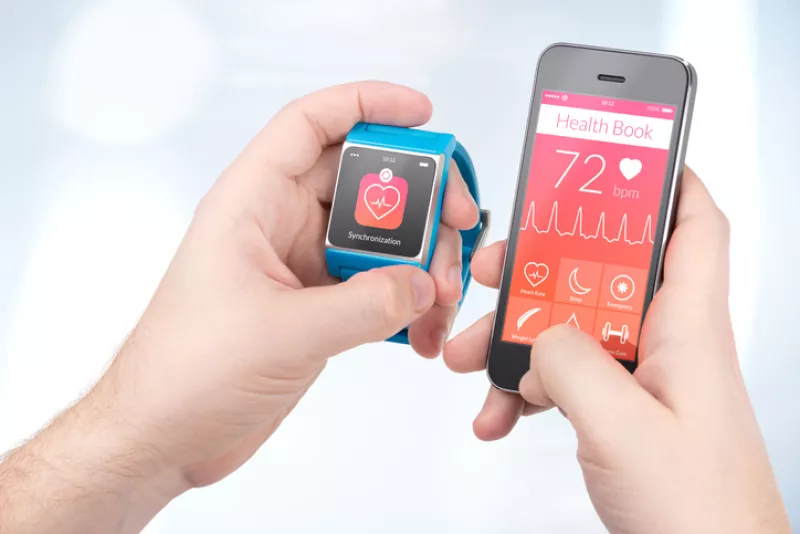 Health data synchronization between smartwatch and smartphone