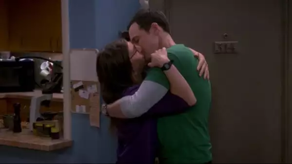 Sheldon y Amy beso