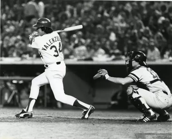Foto de Fernando Valenzuela bateando en su año debut con los Dodgers