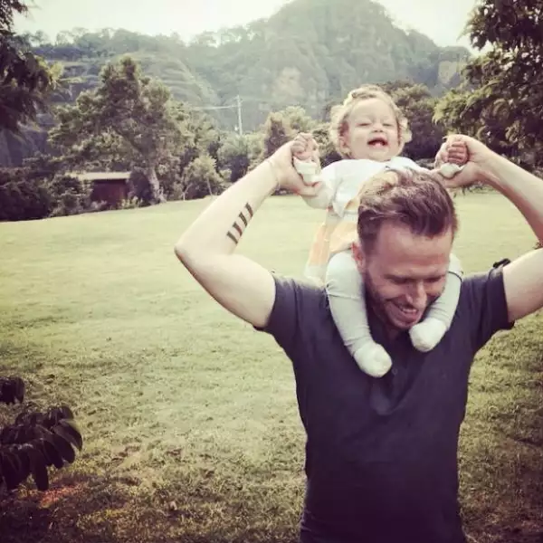 Noel disfruta de pasar tiempo de calidad con Emma, quien ya aprendió a caminar.