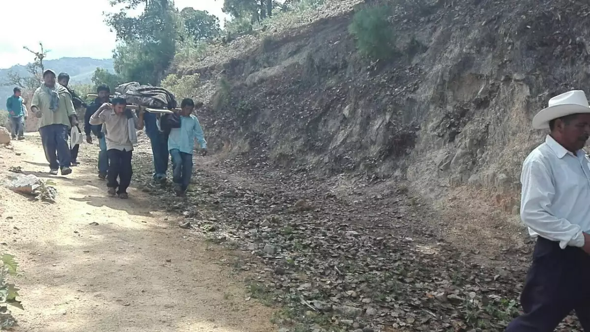 Algunos pobladores y policías cargaron en sus hombros los cadáveres envueltos en cobijas. Caminaron más de media hora con ellos debido a que al lugar de los hechos no llegan los vehículos.