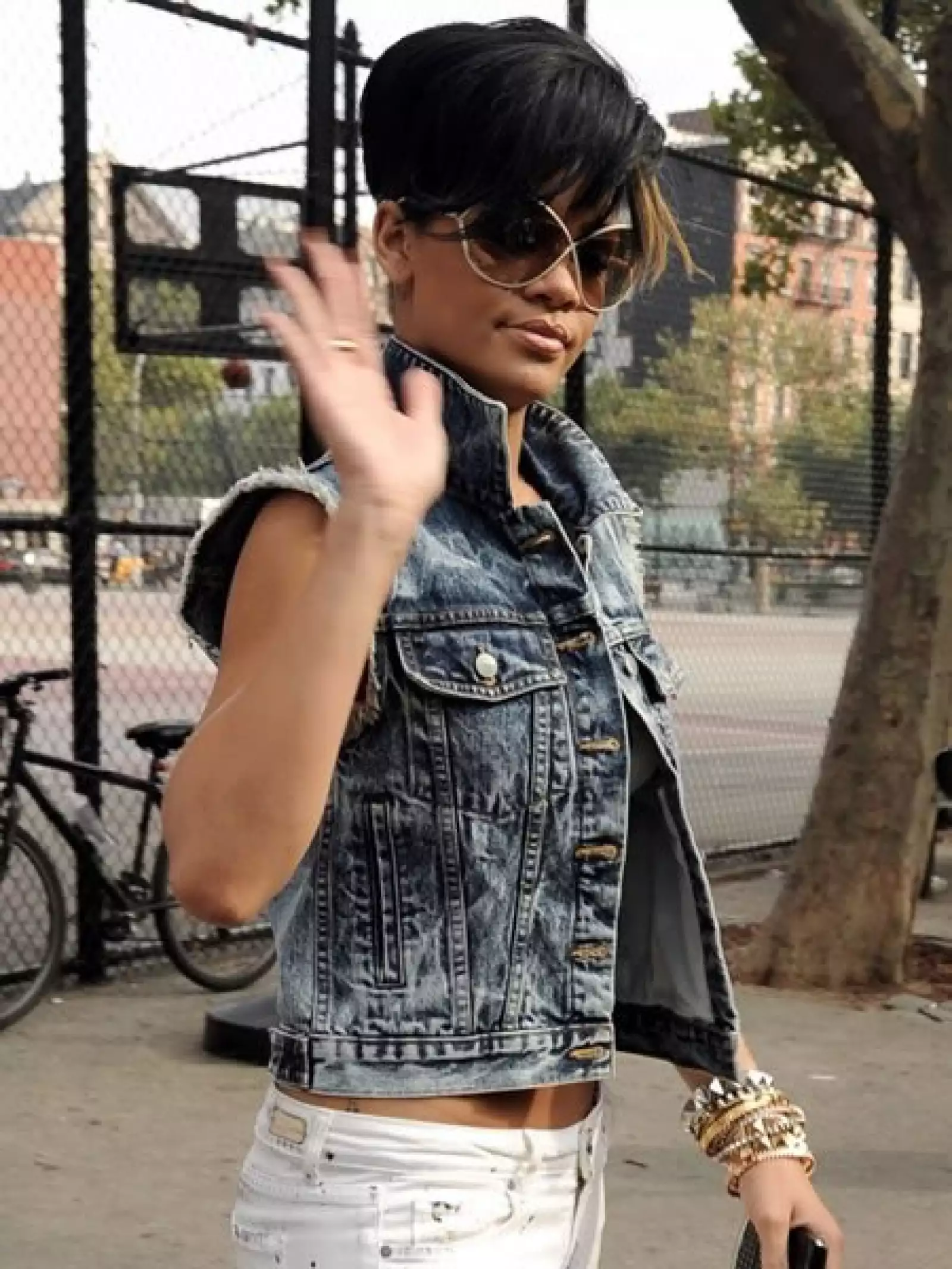 Al salir a caminar por Greenwich Village, Rihanna se viste para la ocasión, con mezclilla, lentes retro y muchos bangles de diferentes metales.