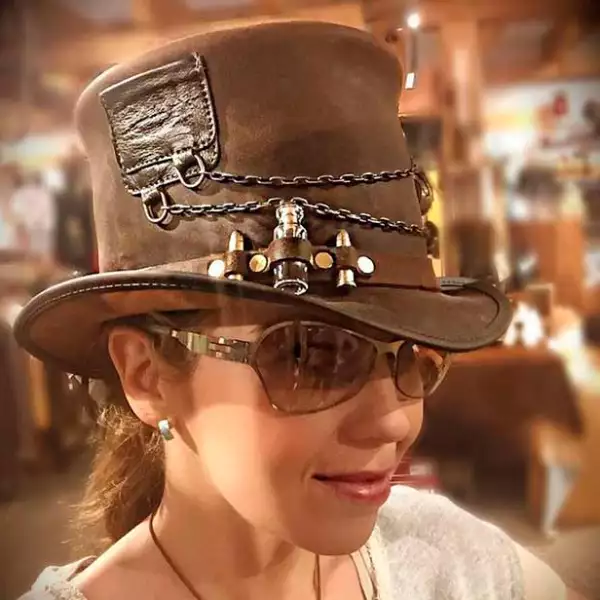 La empresaria de moda compartió muy divertida: `Sombrero práctico de aniquilación...balas,veneno y cadenas. Alguien lo anda buscando?!`
