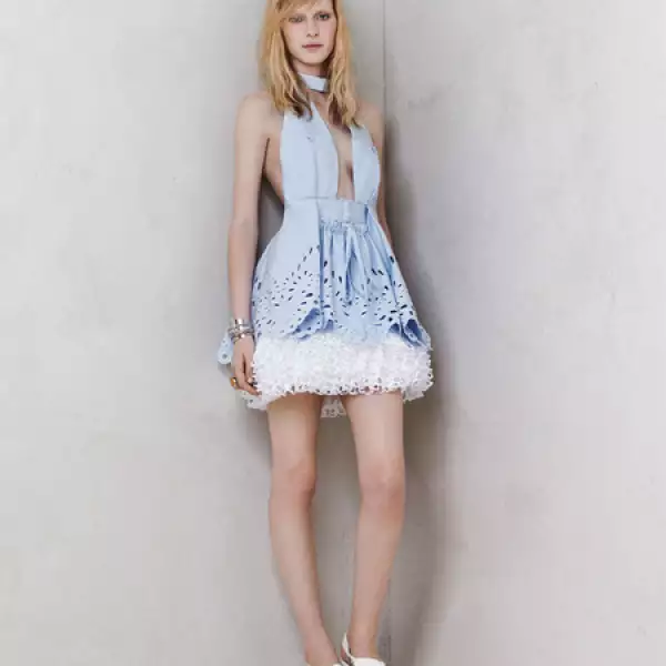 Alexander McQueen sugiere diseños uberfemeninos.