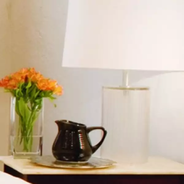 ETNO-CONTEMPORÁNEO Lámpara de cristal, Mónica, 2,290 pesos. Florero de vidrio y mesa lateral, 290 y 6,900 pesos, Artefacto.