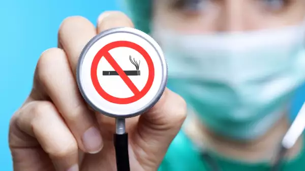 doctora con estetoscopio con indicación de no fumar  