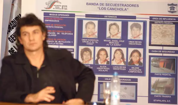 El entrenador argentino Rubén Omar Romano ofreció una rueda de prensa tras haber sido liberado por la Policía Federal en 2005.