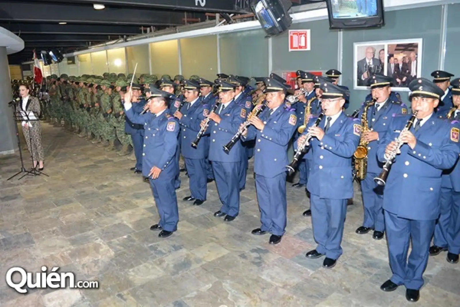 Natalia Sosa canta el Himno Nacional Mexicano con la Orquesta del Ejército Mexicano.