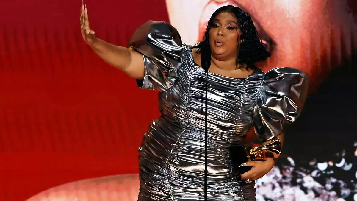 Lizzo rinde emotivas palabras a Beyoncé en su speech de agradecimiento. 